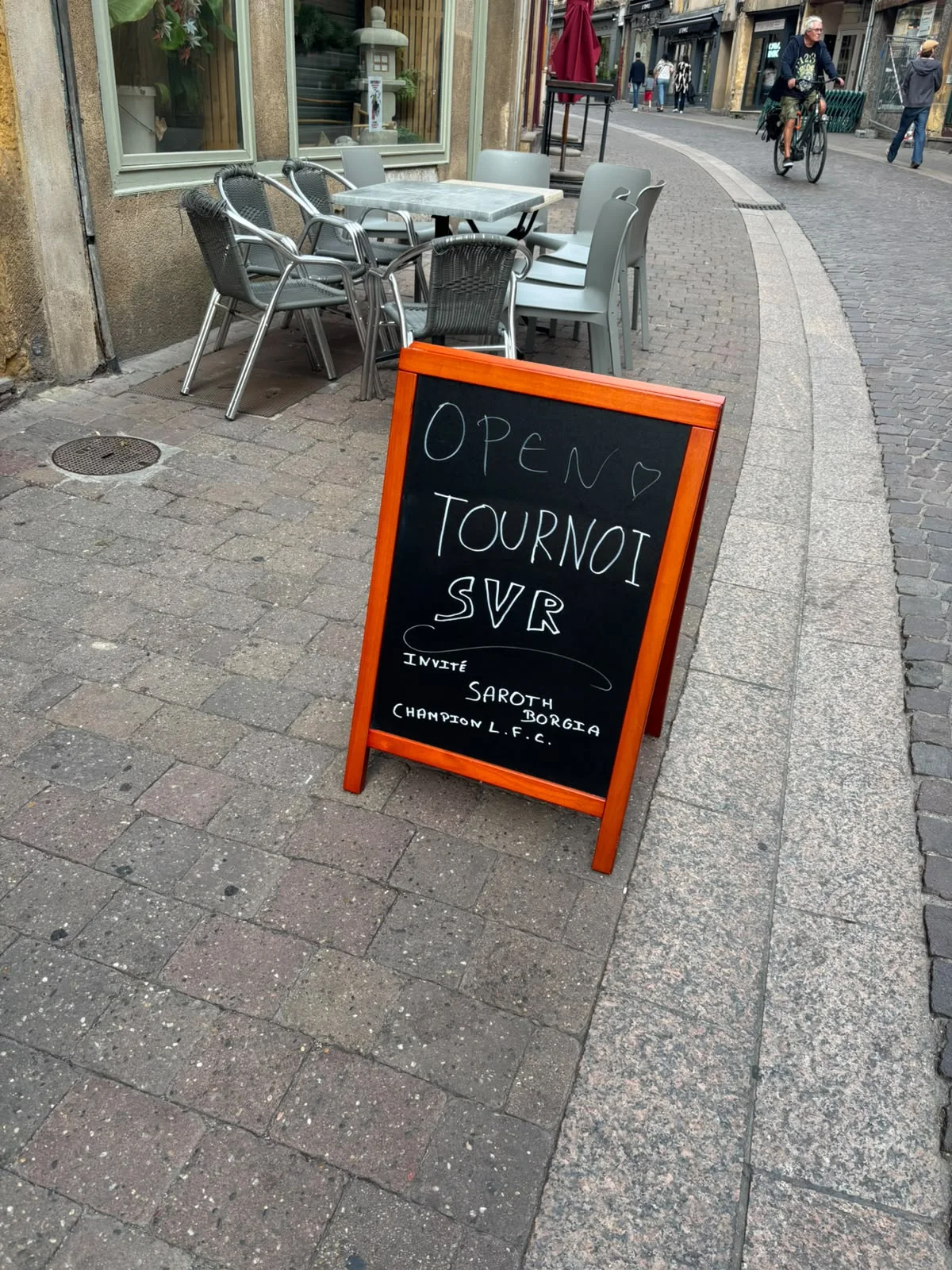 L'ardoise sur le trottoir